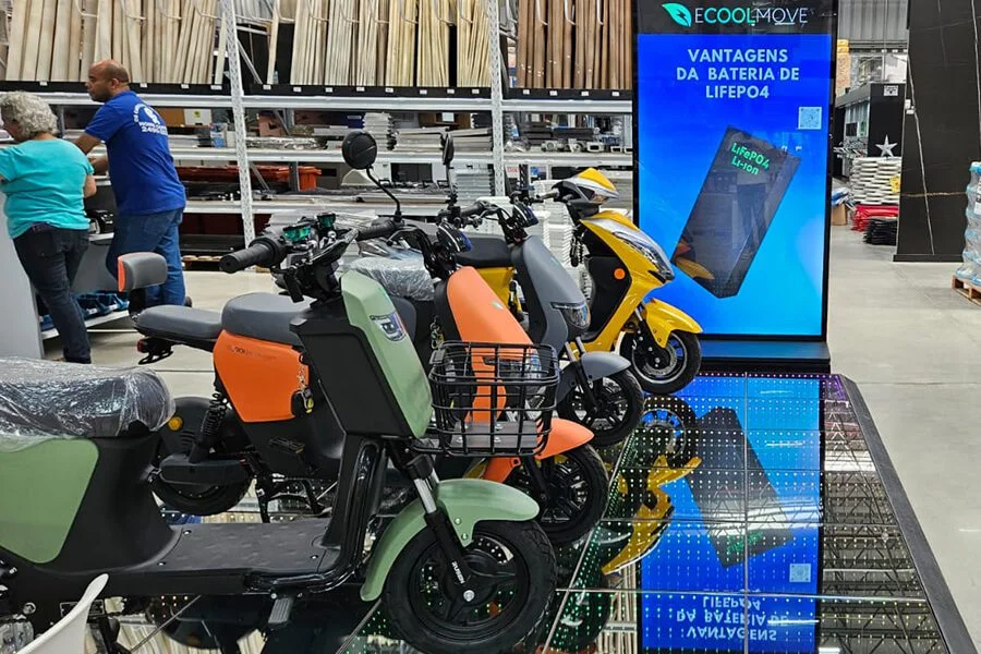 Loja Recreio mostrando os modelos para comprar scooter/motos elétricas da Ecoolmove.