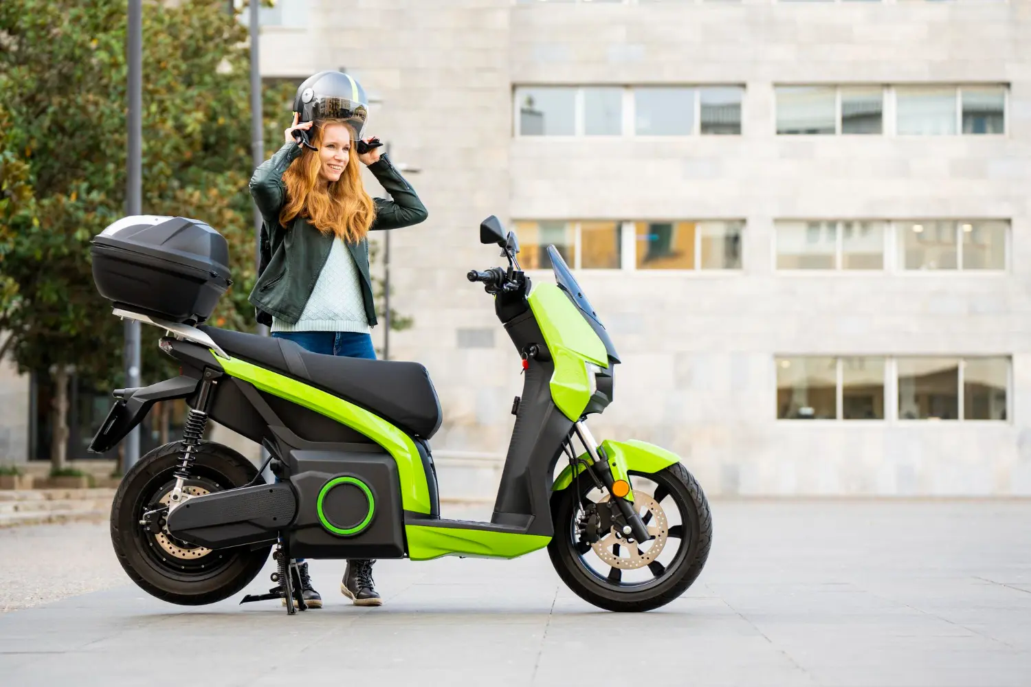 Scooter elétrica tem jeitão de moto grande, Automania