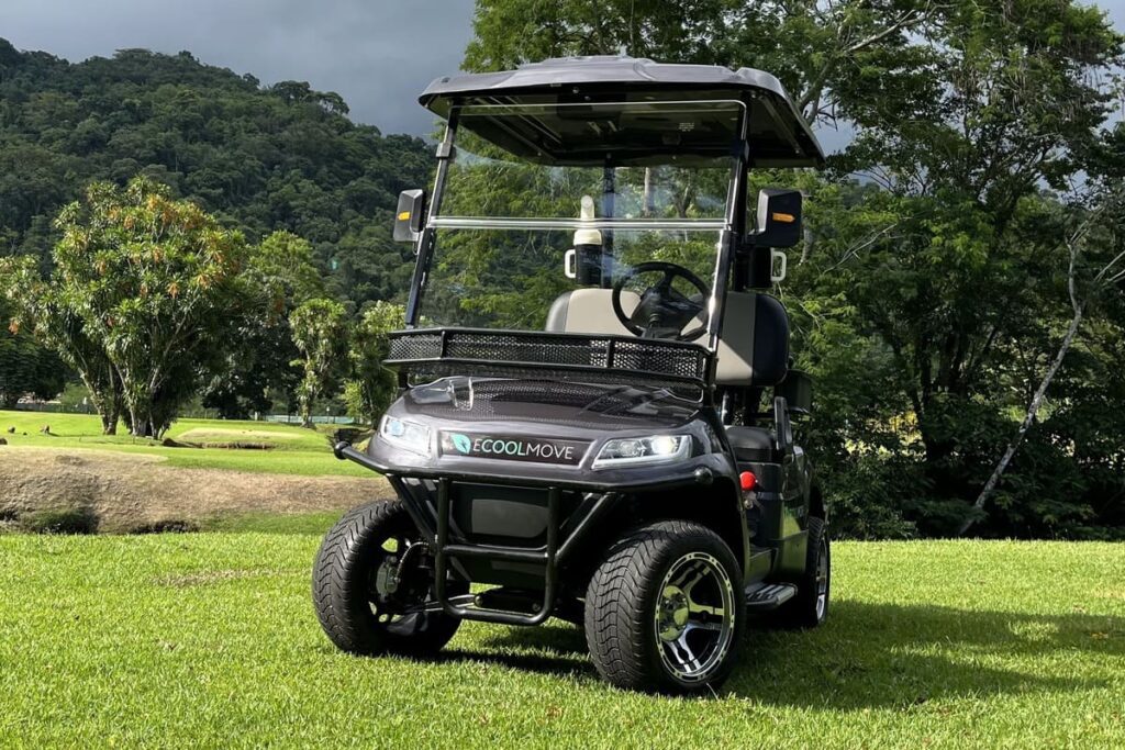 Carrinho de golfe em campo aberto