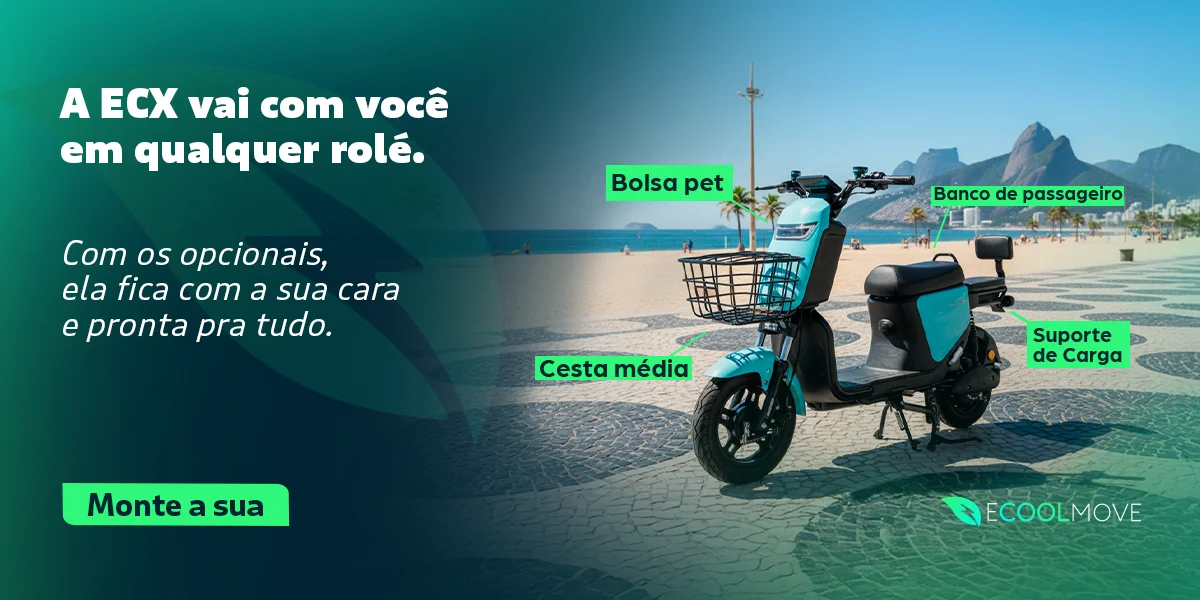 Moto elétrica autopropelida azul com cesta média, bolsa pet, banco de passageiro e suporte de carga na praia com montanhas ao fundo