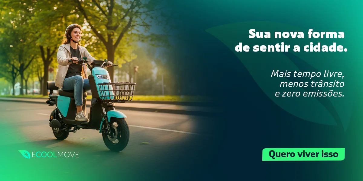 Mulher jovem andando de scooter elétrica azul em rua urbana com árvores ao fundo, promovendo mobilidade sustentável e sem emissões